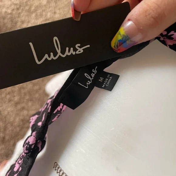 Chic BNWT Lulus Black and Pink Floral Crop Top - Picture 5 of 5